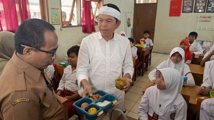 Kang Dedi Mulyadi saat meninjau simulasi program makan siang gratis di SDN Ciwangi, Kabupaten Purwakarta, Senin (4/3/2024).