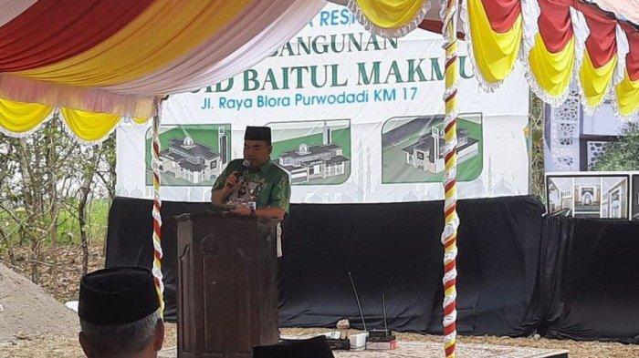 Bupati Blora, Arief Rohman saat menghadiri peletakan batu pertama pembangunan Masjid Baitul Makmur di Desa Trembulrejo, Kecamatan Ngawen, Kabupaten Blora, Jawa Tengah, Selasa (22/8/2023) ()
