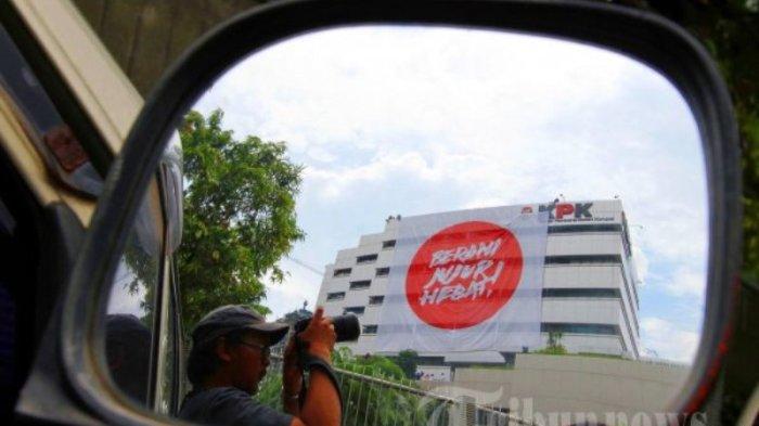 Spanduk raksasa betuliskan 'Berani Jujur Hebat', dari atap Gedung KPK