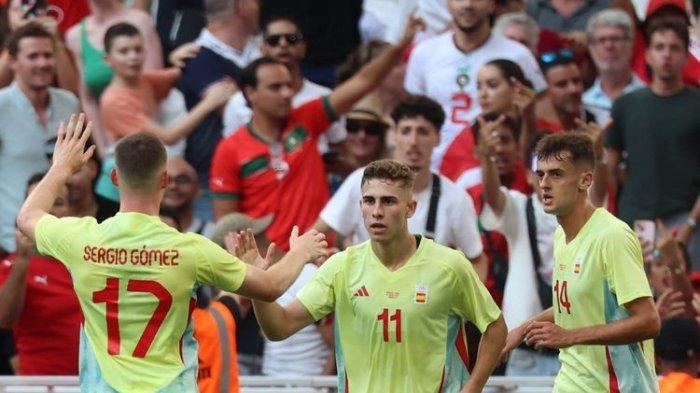 Gelandang Spanyol #11 Fermin Lopez merayakan dengan rekan setimnya setelah mencetak gol pada laga semifinal Olimpiade Paris 2024 kontra Maroko di Marseille pada 5 Agustus 2024.  