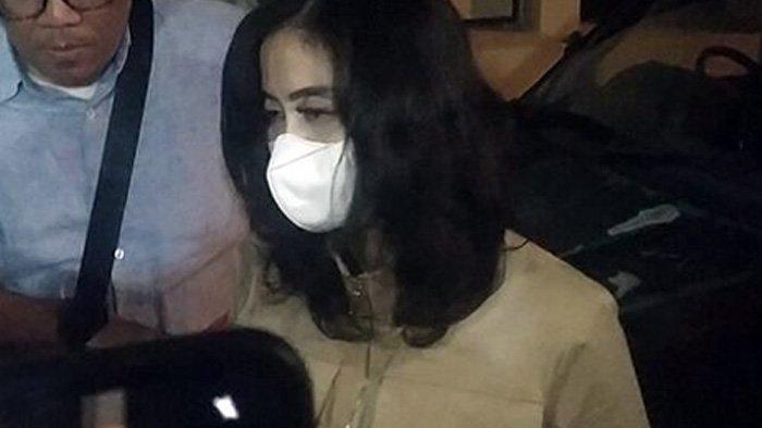 Sri Meilina alias Lina ibunda Lady dokter koas yang diduga jadi pemicu pemukulan terhadap Muhammad Luthfi usai menjalani pemeriksaan di Polsek Ilir Timur II Palembang, Selasa dini hari (17/12/2024).(KOMPAS.COM/AJI YK PUTRA)