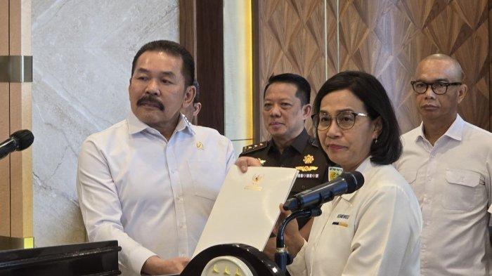 Sri Mulyani melaporkan dugaan tindakan merugikan negara ini ke Kajaksaan Agung RI.  