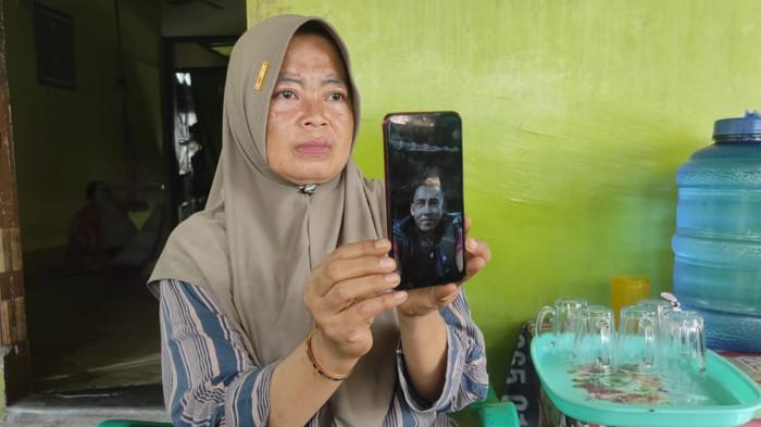 Sriana (42) istri dari Iman Kurnia Abadi (45) tukang ojek pangkalan yang diduga tewas akibat dibegal di Jalan Yos Sudarso, depan Gang Taik, Kelurahan Belawan Bahari Kecamatan Medan Belawan, ketika diwawancarai, Rabu (30/7/2025). Ia tak kuasa membendung air matanya saat menceritakan kepedihan hatinya karena sang suami meninggal tragis.