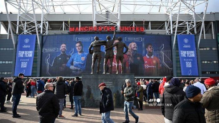 Situasi di luar stadion Old Trafford, markas tim sepak bola Manchester United.