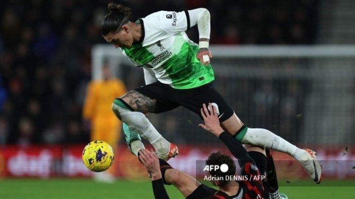Bek Bournemouth asal Ukraina #27 Illia Zabarnyi (kanan) bersaing dengan striker Liverpool Uruguay #09 Darwin Nunez (kiri) saat pertandingan sepak bola Liga Premier Inggris antara Bournemouth dan Liverpool di Stadion Vitality di Bournemouth, Inggris selatan pada 21 Januari 2024. Adrian DENNIS/AFP (AFP/ADRIAN DENNIS)