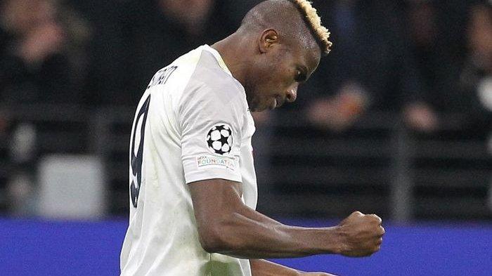 Striker Napoli, Victor Osimhen, merayakan gol ke gawang Eintracht Frankfurt dalam laga leg pertama babak 16 besar Liga Champions di Stadion Deutsche Bank Park, Rabu (22/2/2023) dini hari.
