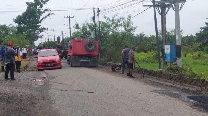 Suasana Jalan Gunung Sinabung, Kelurahan Tanah Marah, Kecamatan Binjai Selatan, Kota Binjai, sedang diperbaiki, Kamis (24/8/2023).