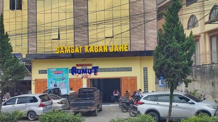 Suasana Kantor Samsat Kabanjahe, yang berada di Jalan Jamin Ginting, Kabanjahe, Rabu (6/12/2023). Samsat Kabanjahe umumkan kepada masyarakat jika program pemutihan PKB kembali diperpanjang hingga akhir tahun 2023. (TRIBUN MEDAN/MUHAMMAD NASRUL)