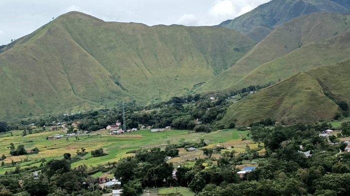 Suasana Lembah Desa Hariara Pohan, Kecamatan Pangururan, Kabupaten Samosir yang dilihat dari Bukit Holbung. Selain itu, Danau Toba terlihat juga dari kawasan tersebut. 