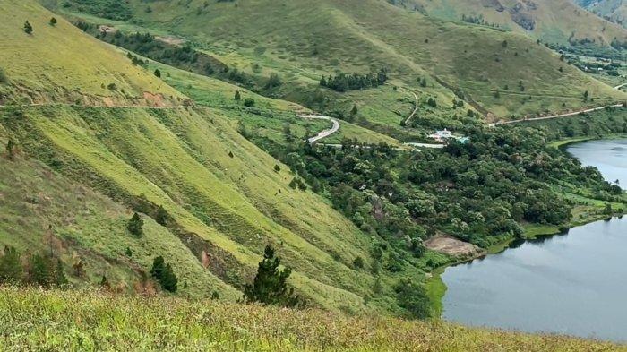 Suasana Lembah Desa Hariara Pohan, Kecamatan Pangururan, Kabupaten Samosir yang dilihat dari Bukit Holbung. Selain itu, Danau Toba terlihat juga dari kawasan tersebut. 