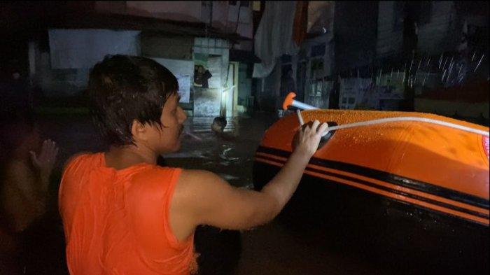 Suasana banjir di pemukiman warga di Kelurahan Aur, Kecamatan Medan Maimun, Minggu (24/12/2023).