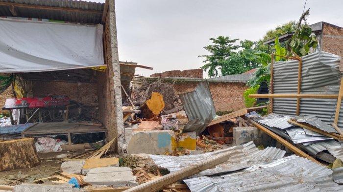 Suasana bengkel tempat Riani Sitinjak dan anaknya Rizky Maulana Tarihoran tewas tertimpa reruntuhan dan pohon, Jumat (21/6/2024). Selain dua korban tewas, dua lainnya Jhonson Tarihoran, beserta Kanaya Azahra luka-luka.