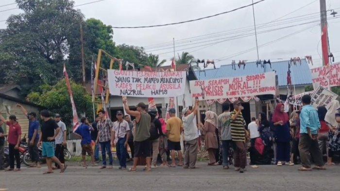Suasana bentrokan Satpol PP dan warga di depan Kantor Desa Serapuh Asli, Kecamatan Tanjung Pura, Kabupaten Langkat, Sumatera Utara, Senin (26/8/2024). 