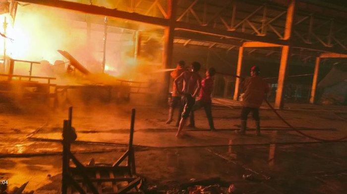 Suasana blok E di Pasar Sidikalang saat terbakar, Kamis (25/1/2024).