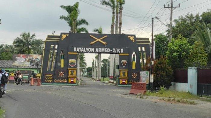 Suasana dari gerbang utama Batalyon Artileri Medan 2/105, di Jalan Besar Delitua - Sibiru-biru Senin (11/11/2024) siang. Imbas Personel Armed serang warga Desa Selamat, Kecamatan Sibiru-biru, Kabupaten Deliserdang, hingga tewaskan 1 warga dan belasan lainnya luka-luka.