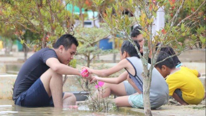 Suasana destinasi wisata Pasir Putih Parparean, Kecamatan Porsea, Kabupaten Toba, Rabu (10/4/2024). 