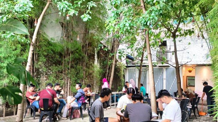 Suasana di Dominico Coffee Jalan Mayang Nomor 4, Sekip, Kecamatan Medan Petisah, Kota Medan, Sumatera Utara. 