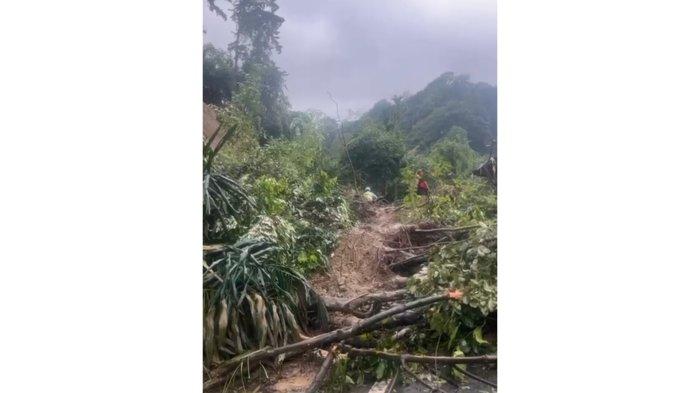 Suasana di Jalan lintas Medan-Berastagi, terjadi longsor di sejumlah titik dan mengakibatkan jalur ini terputus dan tidak bisa dilalu