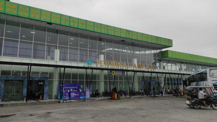 Suasana di Terminal Tipe A Amplas, sehari jelang pergantian tahun, Selasa (31/12/2024) masih ramai. Kepala Terminal Tipe A Amplas menyebut selama Natal dan Tahun Baru jumlah penumpang dan bus meningkat.
