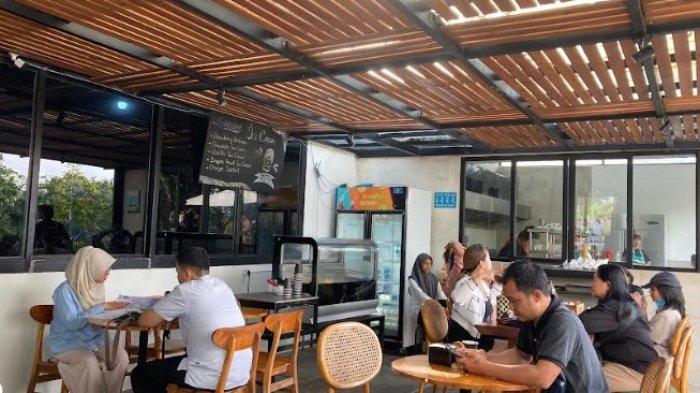 Suasana di area dalam dan luar kafe.