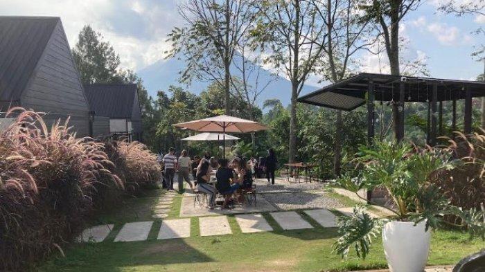 Suasana di area dalam kafe dan luar kafe.