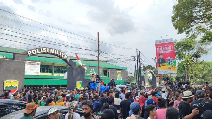 Suasana di depan markas Denpom 1/5 Medan Jalan Letjen Suprapto, Kota Medan, saat digeruduk ratusan warga Pancur Batu, Deliserdang, Selasa (16/4/2024).
