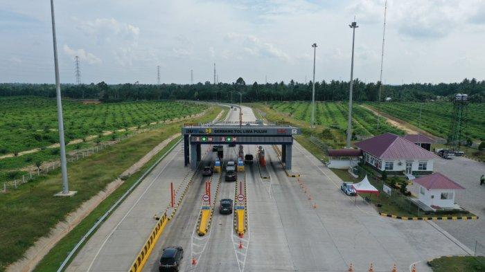Suasana di gerbang tol lima puluh