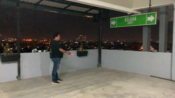 Suasana di kampus UNPRI saat digeledah polisi terkait dugaan adanya temuan dua mayat di bak air lantai 9, Selasa (12/12/2023). TRIBUN-MEDAN/ALFIANSYAH