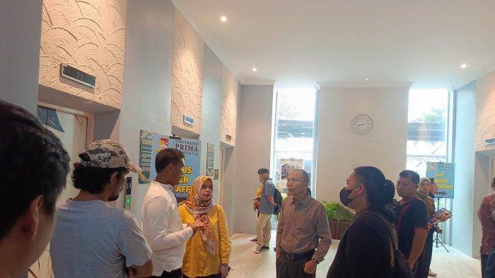 Suasana di kampus UNPRI, saat digeledah polisi terkait dugaan adanya temuan dua mayat di bak air lantai 9, Selasa (12/12/2023).