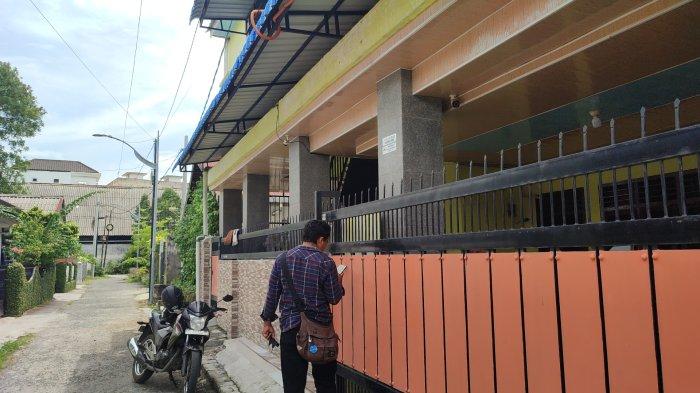 Suasana di kosan yang disatroni maling dan mencuri dua unit sepeda motor metik di Jalan Nam-nam, Kecamatan Medan Barat, Senin (29/7/2024).