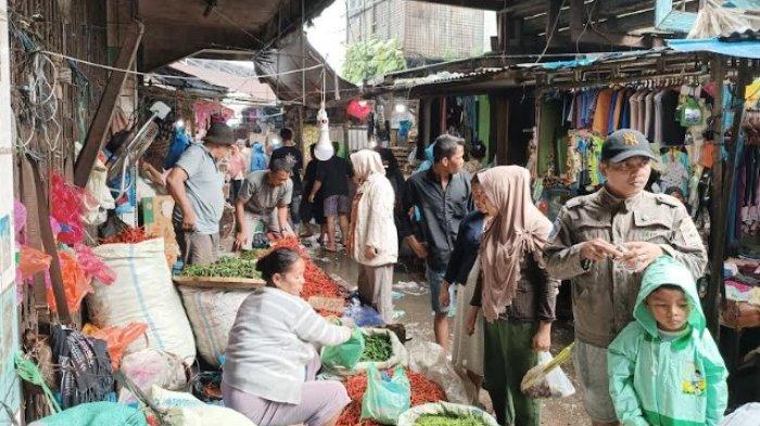 Suasana di pasar tradisional Kampung Lalang Medan, para pengunjung sibuk mencari sejumlah kebutuhan pokok.