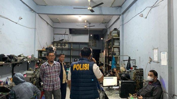 Suasana di ruko yang dijadikan tempat tambang bitcoin di Jalan Gagak Hitam/Ringroad, Kota Medan, Minggu (24/12/2023).