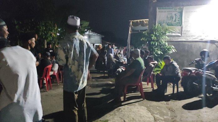 Suasana di rumah duka personel Polres Dairi bernama Bripda Fahri Al Azhari di rumah duka, Jalan Besar Sibiru-biru, Gang Wargo, Desa Selamat, Kecamatan Sibiru-biru, Kabupaten Deli Serdang, Sumatera Utara. Ia diduga mengakhiri hidupnya dengan cara gantung diri menggunakan kabel.
