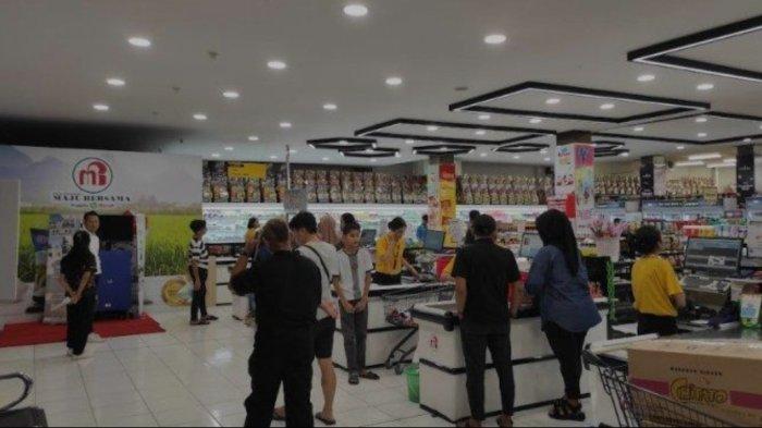 Suasana di swalayan Maju Bersama, di Jalan Ring Road, Kecamatan Medan Sunggal, setelah viral ada produk non halal mengandung babi di etalase makanan halal, Sabtu (16/3/2024) malam. Terkait permasalahan ini, Diskopukmperindag Medan  memberi Sanksi teguran terhadap pihak manajemen.