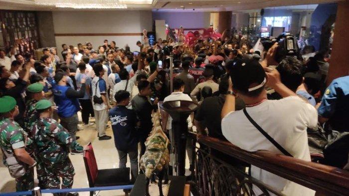 Suasana dua tim pendukung pasangan calon Gubernur Sumut 2024 memanas di pos pemeriksaan Hotel Grand Mercure, Rabu (30/10/2024)