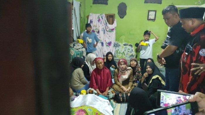 REMAJA TEWAS: Suasana duka di rumah almarhum Muhammad Syuhada (15) remaja tewas diduga tertembak peluru Kapolres Pelabuhan Belawan, Senin (5/5/2025). Korban tewas usai perut bagian depan, kanannya kena peluru.