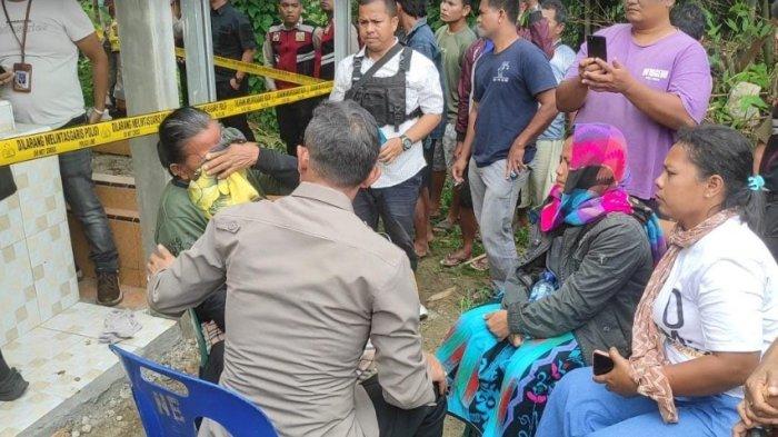 Suasana ekshumasi makam Rindu Syahputra Sinaga, 14 tahun, siswa SMP Negeri I STM Hilir, Kabupaten Deliserdang Sumatera Utara di Desa Negara Beringin, Kecamatan STM Hilir, Kabupaten Deliserdang, Selasa (1/10/2024). Opung perempuan korban dan ibunya nampak sedih melihat makam Rindu dibongkar.