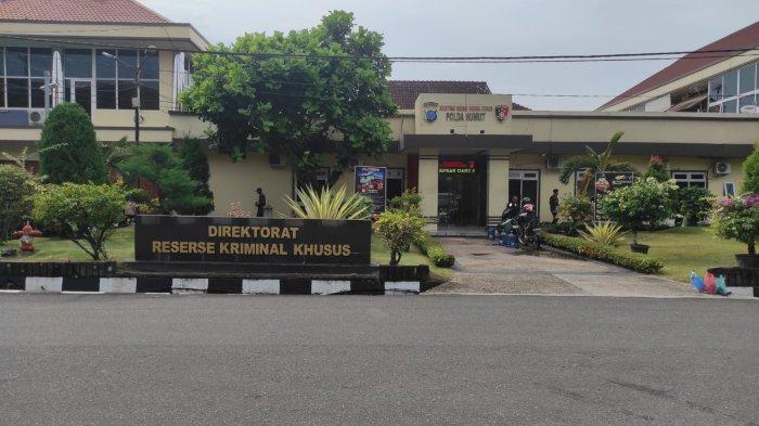 Suasana gedung Ditrreskrimsus Polda Sumut, dimana Kadis Pendidikan Kabupaten Mandailing Natal Dollar Siregar diamankan.