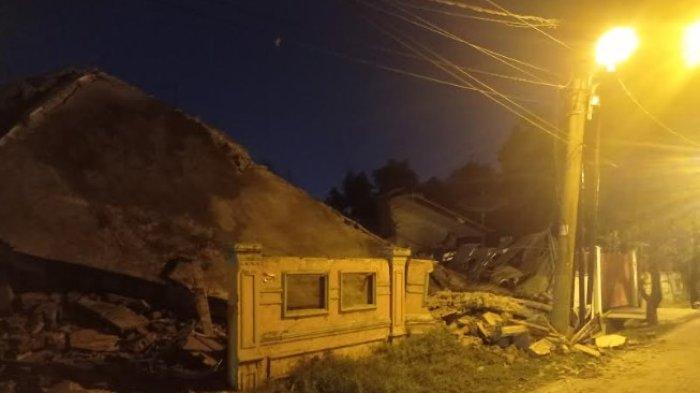 Suasana gedung empat lantai di Jalan Sei Deli, Kelurahan Silalas, Kecamatan Medan Barat rubuh, Sabtu (20/1/2024) malam sekira pukul 19:30 WIB.