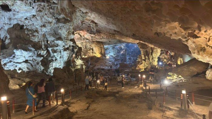 GUA SUNG SOT: Suasana gua sung sot yang berada di Ha Long Bay Vietnam. Gua ini memiliki 3 landmark utama yang menampilkan keunikannya masing-masing.