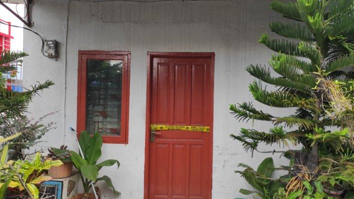 Suasana kamar indekos Echa Tampubolon, wanita asal Balige yang diduga dibunuh di kamar kosnya di Jalan Pelajar, nomor 138, Medan Kota, Senin (4/12/2023). Pintu kamar digaris Polisi dan terkunci.