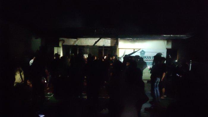 Suasana kantor Kemenag Dairi yang terbakar dalam proses pemadaman oleh pihak Damkar Dairi, Rabu (17/7/2024).