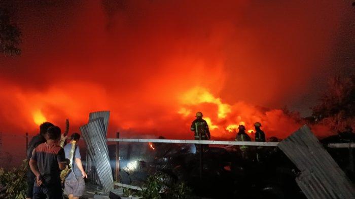 Suasana kebakaran di gudang penyimpanan ban bekas di Jalan Muhammad Basir, Kelurahan Rengas Pulau, Kecamatan Medan Marelan, Sumatera Utara, Kamis (16/11/2023). Beberapa personel Damkar hingga malam hari terus berusaha memadamkan api di lokasi.