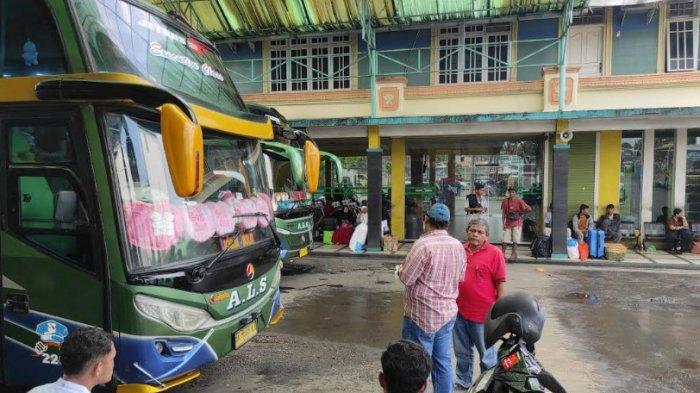 BUS ALS: Suasana loket bus Antar Lintas Sumatera (ALS) di Jalan Sisingamangaraja Medan, setelah adanya kecelakaan bus penumpang tujuan Medan - Jakarta di Padang Panjang, Sumatera Barat, Selasa (6/5/2025). Sebanyak 12 orang meninggal dunia dan 23 luka-luka.