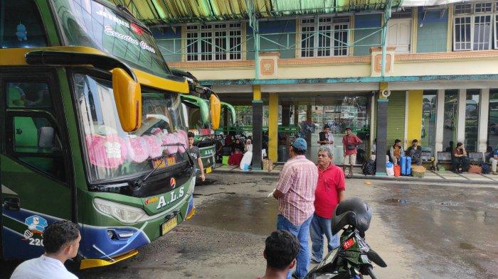 Suasana loket bus Antar Lintas Sumatera (ALS) di Jalan Sisingamangaraja Medan, setelah adanya kecelakaan bus penumpang tujuan Medan - Jakarta di Padang Panjang, Sumatera Barat, Selasa (6/5/2025). Sebanyak 12 orang meninggal dunia dan 23 luka-luka.