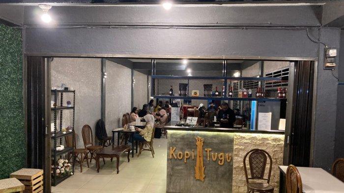 Suasana malam di Kopi Tugu by Garuda, Jalan Veteran Nomor 8, Kota Berastagi, Karo, Sumatera Utara. Untuk menyajikan kopi ala Turkish, mereka menggunakan pasir gunung Sinabung.