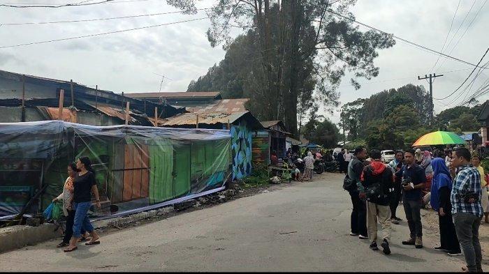 Suasana menjelang rekonstruksi rumah Sempurna Pasaribu di Jalan Nabung Surbakti, Kabanjahe, Jumat (18/7/2024).