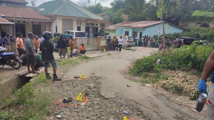 Suasana olah TKP penusukan di depan rumah korban di Jalan Lau Pinggan, Desa Katepul, Kabanjahe, Jumat (19/7/2024).
