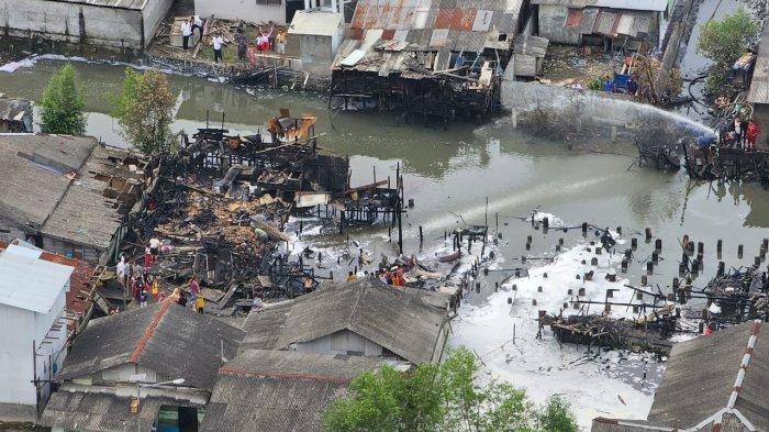 Suasana pemukiman warga yang terbakar akibat pencurian BBM dari pipa Pertamina di Kampung Kurnia, Lingkungan 10, Kelurahan Bahari, Kecamatan Medan Belawan yang terjadi pada Selasa (14/11/20230 kemarin.