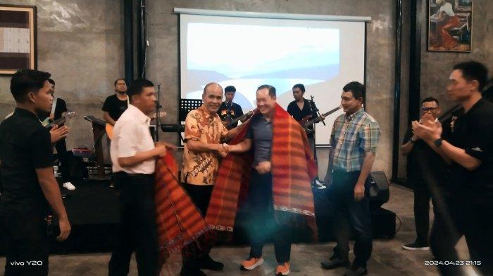Suasana penyambutan Commander Of 2nd People Defence Force SAF (Singapore Armed Force) Brigadier General Pang Lead Shuan beserta rombongan di Kabupaten Samosir. Pemkab Samosir juga menjamu mereka makan malam di Willem's Resto Cafe & Bar, Desa Garoga, Kecamatan Simanindo, Rabu (24/4/2024).